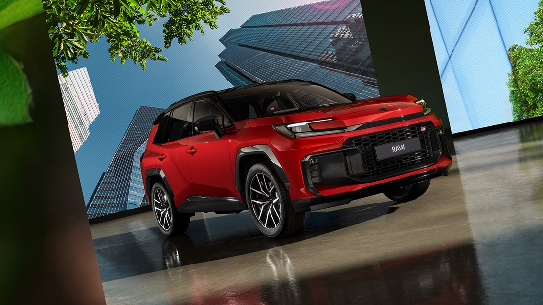 Toyota-RAV4-GR-Sport-PHEV-exterieur-driekwart-linksvoor
