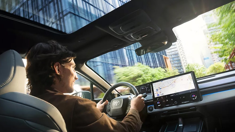 01-Toyota-C-HR-plus-2025-interieur-dashboard-rijdend