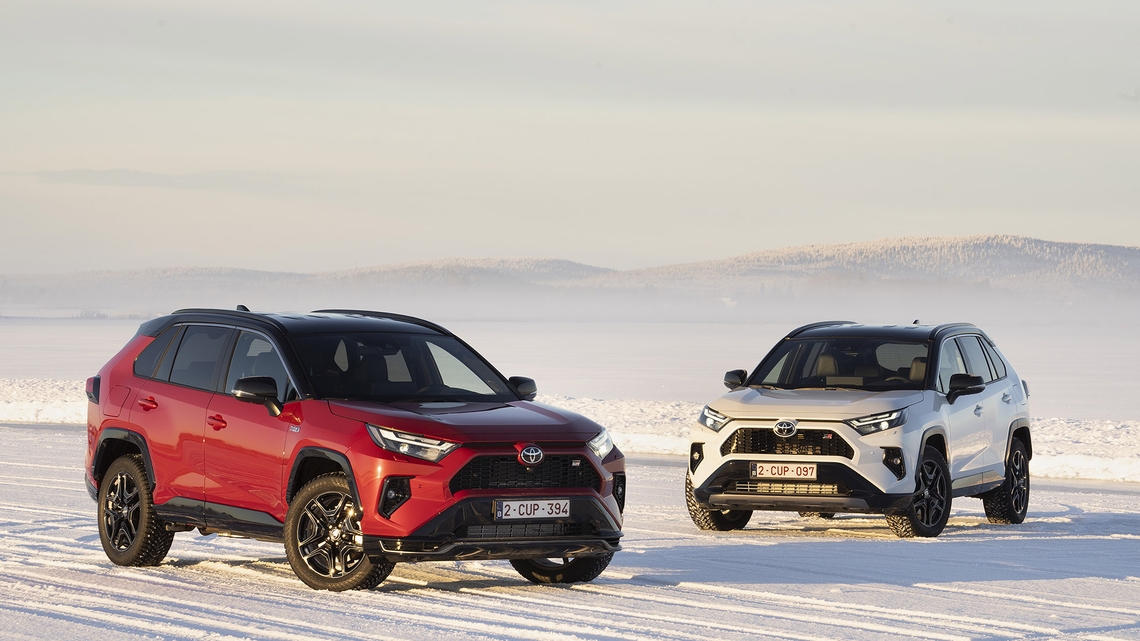 Toyota-RAV4-GR-Sport-combo-exterieur-twee-auto's-rood-wit