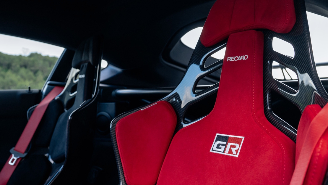 GR-Supra-A90-Final-Edition-interieur-stoelen-rode-bekleding