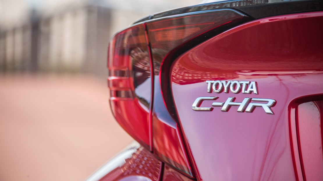 Toyota-C-HR-exterieur-embleem-logo-detail-rood