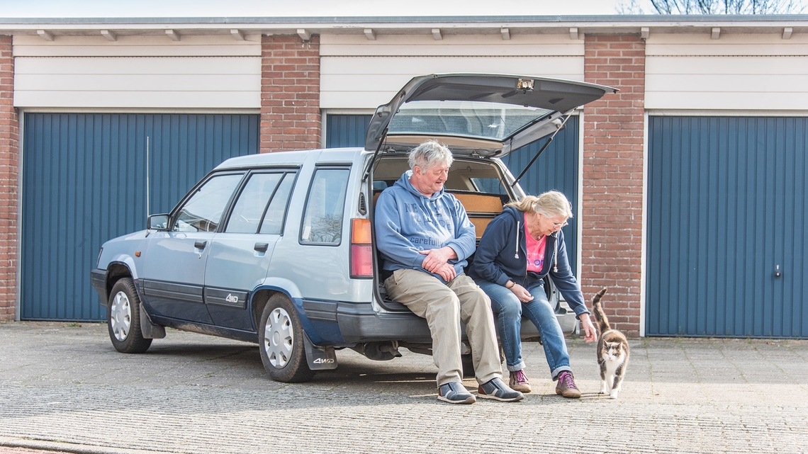 Toyota-Tercel-exterieur-achterkant-met-Ernst-en-Anita