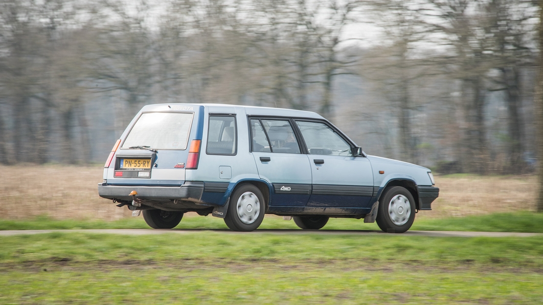 Toyota-Tercel-exterieur-driekwart-rechtsachter-rijdend