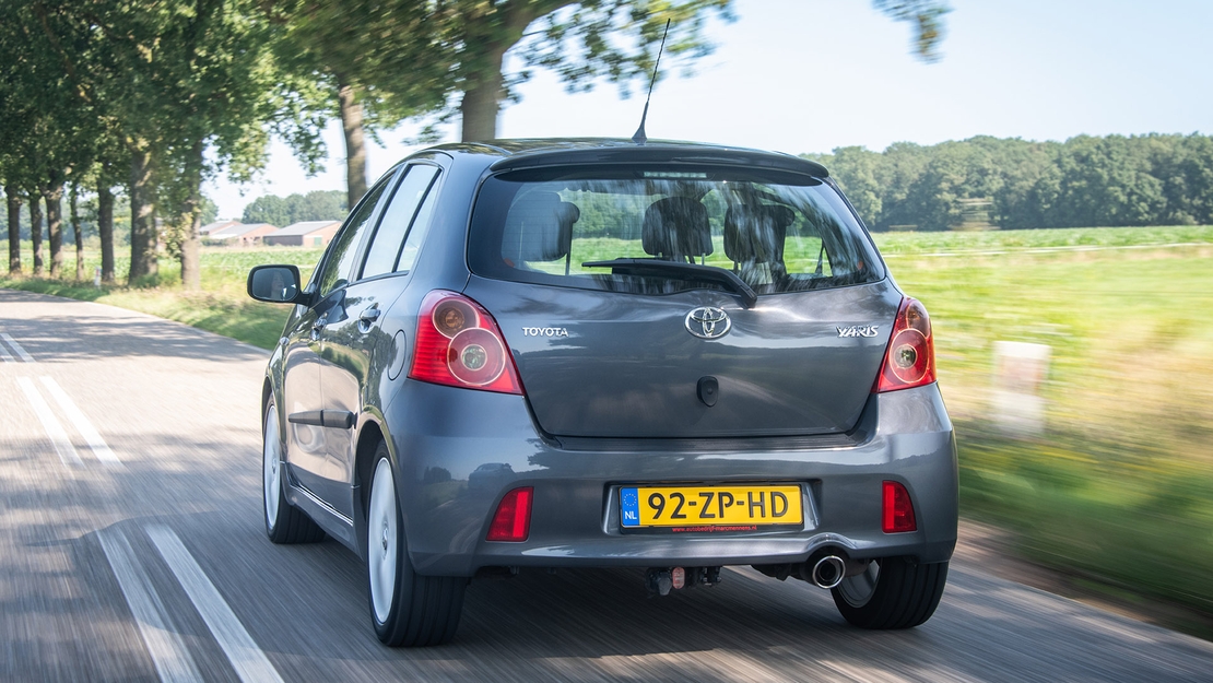 Toyota-Yaris-T-Sport-achteraazicht-rijdend