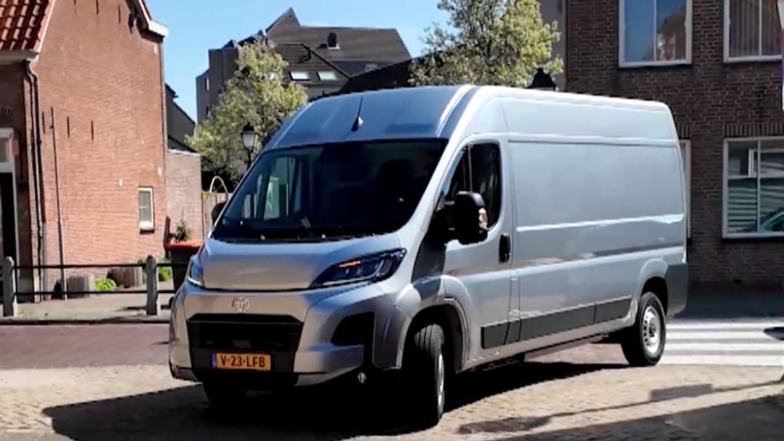 Toyota-Proace-Max-schuivoor-rijdend-door-schuine-straat