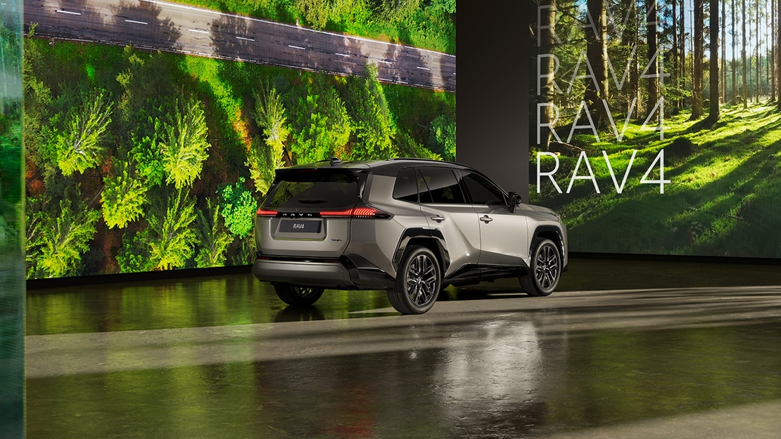 Toyota-RAV4-2025-exterieur-driekwart-rechtsachter